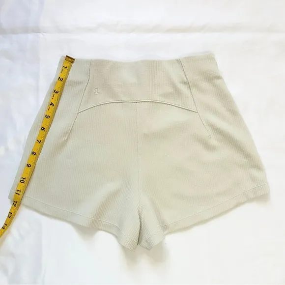 NWOT Lululemon Ribbed Softstreme High-Rise Short 2&quot; - Bone - 4