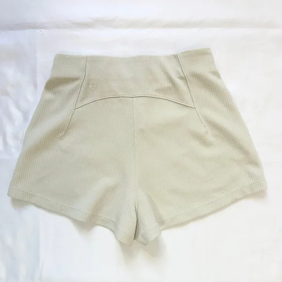 NWOT Lululemon Ribbed Softstreme High-Rise Short 2&quot; - Bone - 4